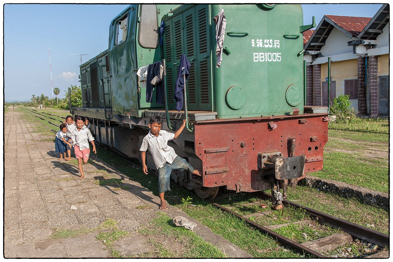 Les enfants jouent sur les voies _ photo Alain Besnard