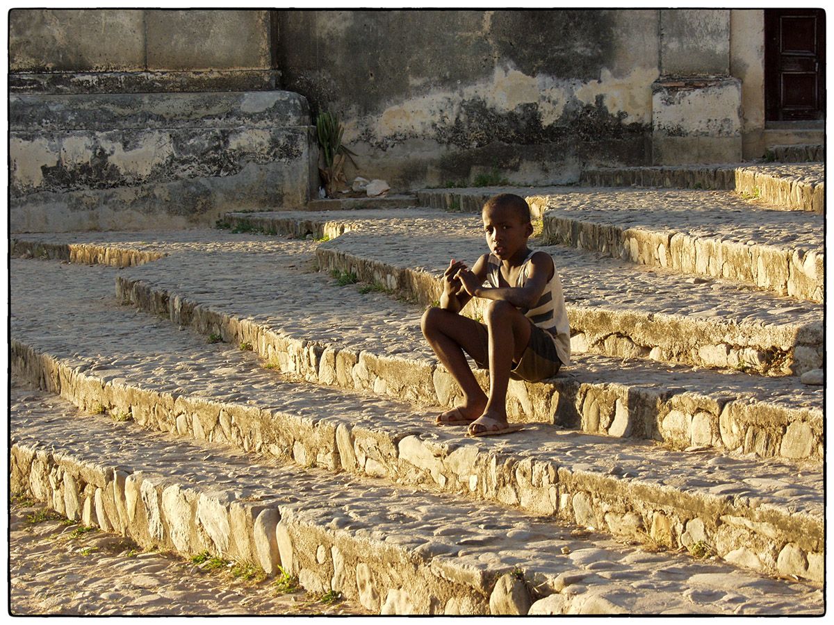 Assis sur les marches - Photo Alain Besnard