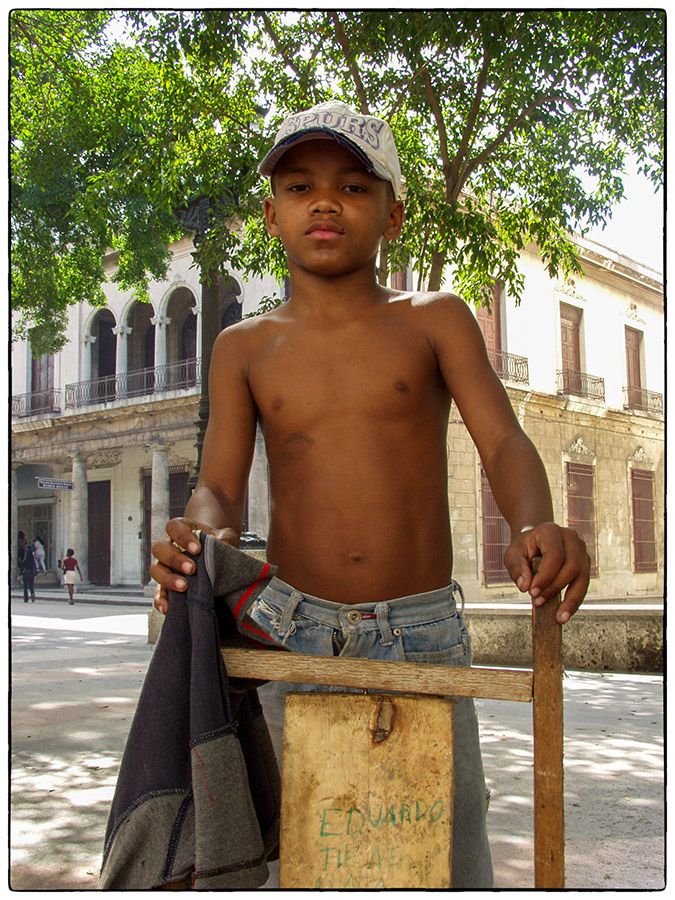 Eduardo sur sa drôle de patinette - Photo Alain Besnard