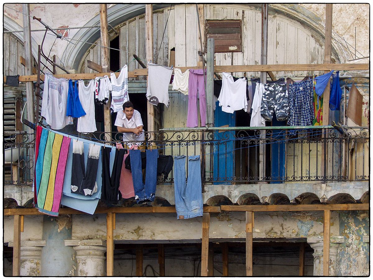 Du linge au balcon - Photo Alain Besnard