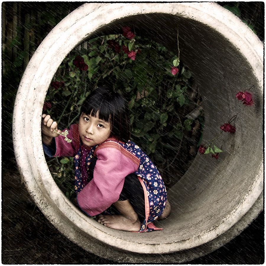 Enfant sous la pluie - Photo Alain Besnard